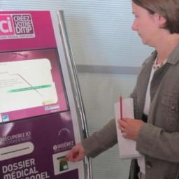 A l’hôpital, une borne pour créer son dossier médical