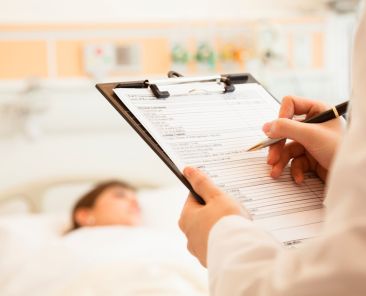 Cybersécurité hospitalière : infrastructures vétustes, risques accrus, facteur humain négligé. Une refonte globale est essentielle pour la résilience.