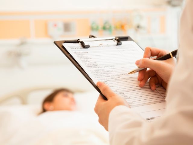 Cybersécurité hospitalière : infrastructures vétustes, risques accrus, facteur humain négligé. Une refonte globale est essentielle pour la résilience.