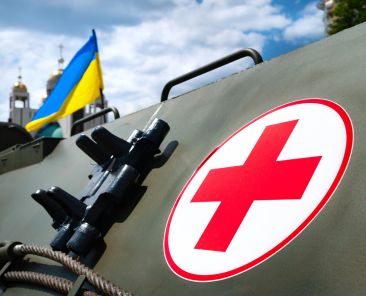 Drone médical ukrainien transportant des fournitures vers le front, illustrant l'innovation en médecine de guerre 2025-2026