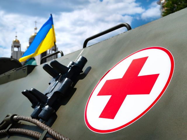 Drone médical ukrainien transportant des fournitures vers le front, illustrant l'innovation en médecine de guerre 2025-2026