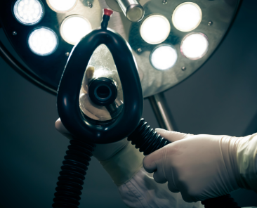 Salle d'opération d'un hôpital militaire avec équipe chirurgicale en tenue de bloc