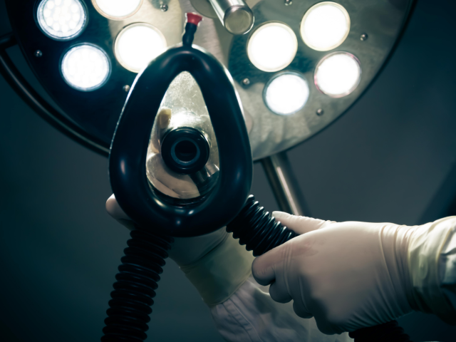 Salle d'opération d'un hôpital militaire avec équipe chirurgicale en tenue de bloc