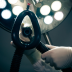 Salle d'opération d'un hôpital militaire avec équipe chirurgicale en tenue de bloc