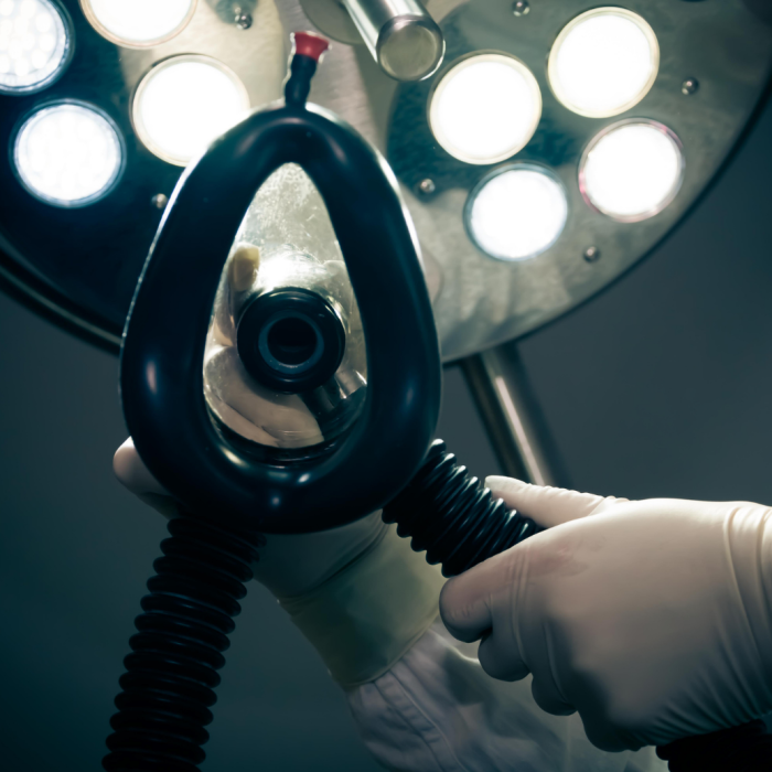 Salle d'opération d'un hôpital militaire avec équipe chirurgicale en tenue de bloc