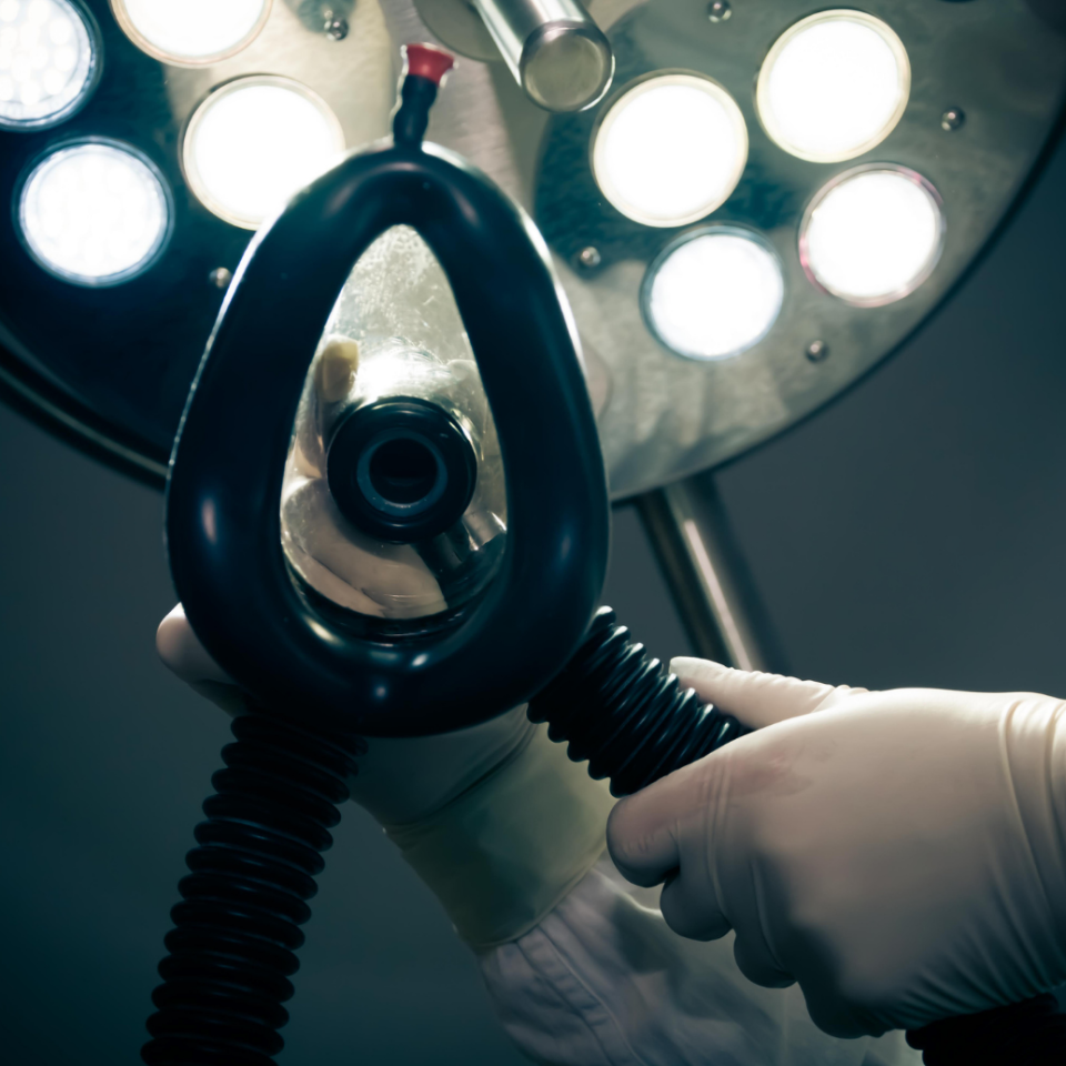 Salle d'opération d'un hôpital militaire avec équipe chirurgicale en tenue de bloc