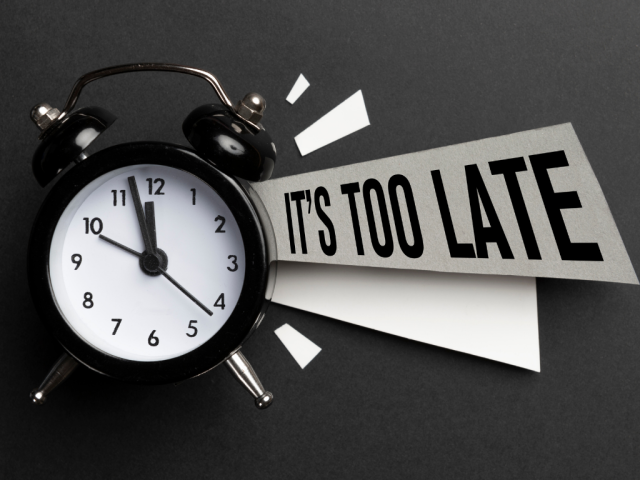 Couloir d'hôpital vide, écran de terminal allumé au bout du couloir, lumière froide